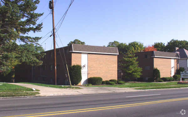 Building Photo - Vernon Court Apartments