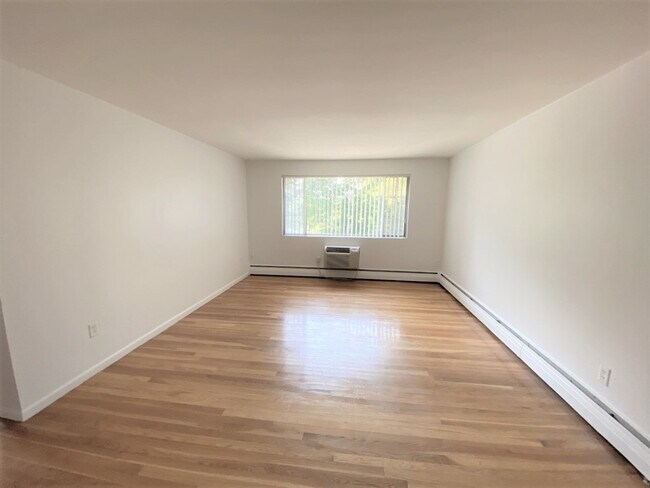 Building Photo - 14 Iris Ct