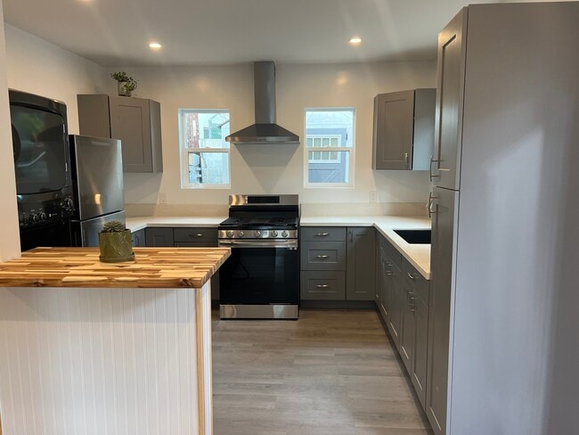 Kitchen includes appliances and plenty of cabinet space - 9300 Benson Way