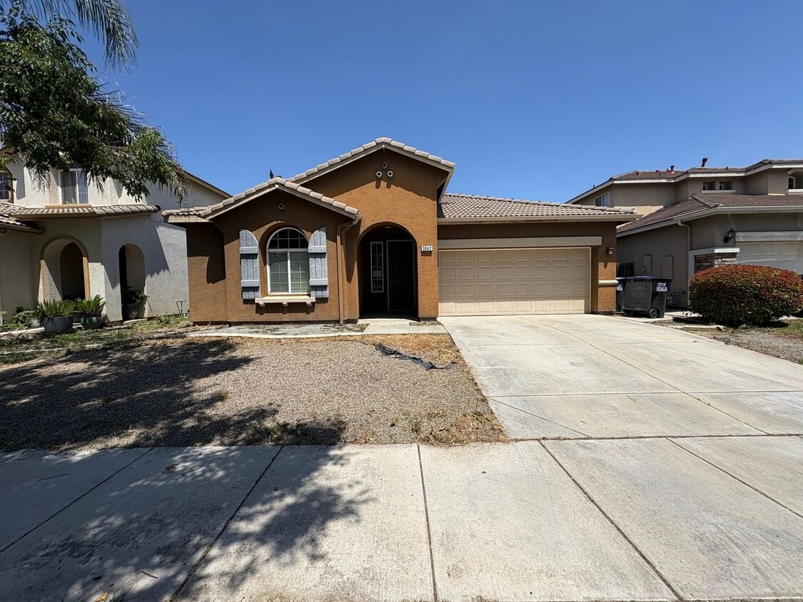 Foto principal - Spacious NW Visalia Home w/ Split Floor Plan!