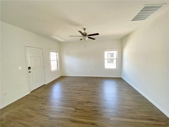 Foto del edificio - 7412 Tonka Ln