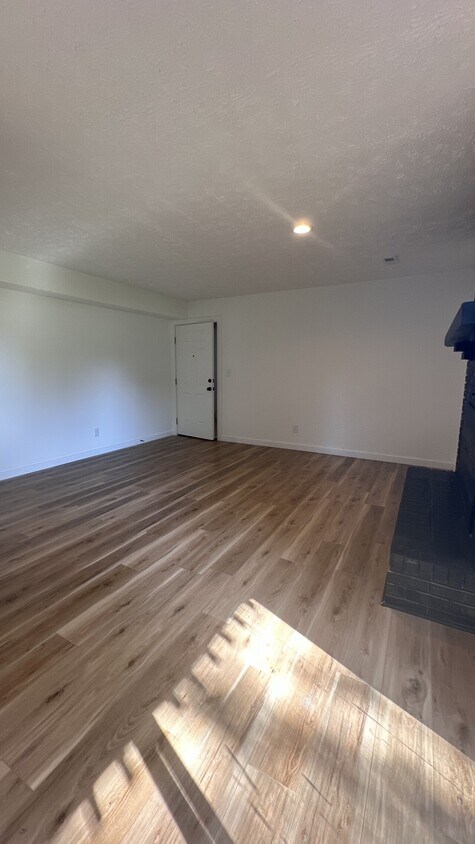 Building Photo - 2200 Mission Twin Oaks