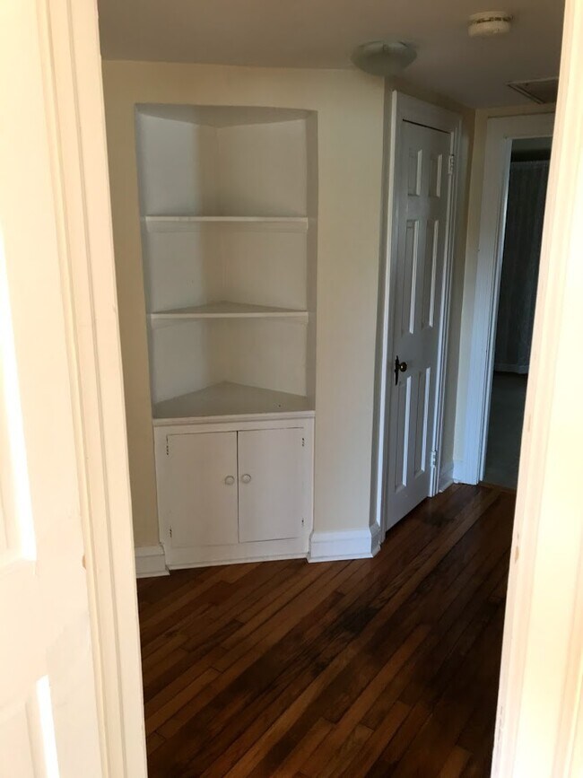 Salón - 1757 River Rd