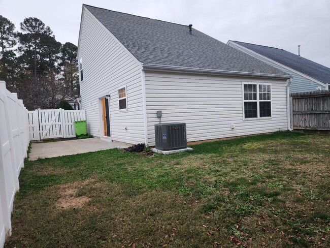 Building Photo - 1st Floor Primary Bedroom & Fenced in Yard...