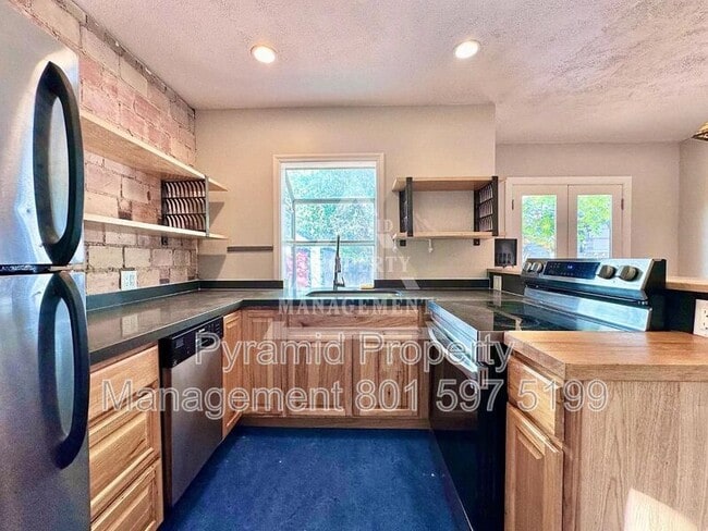 Building Photo - 1409 E Redondo Ave