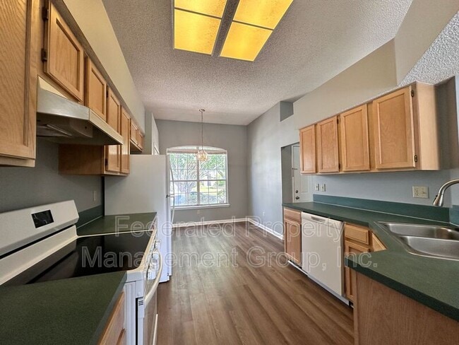 Building Photo - 13012 Staffordshire Dr S