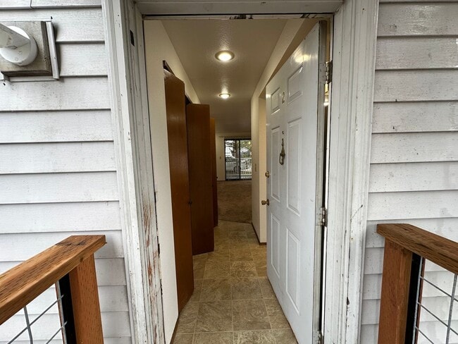 Building Photo - 2 Bedroom, 1 Bathroom Apartment