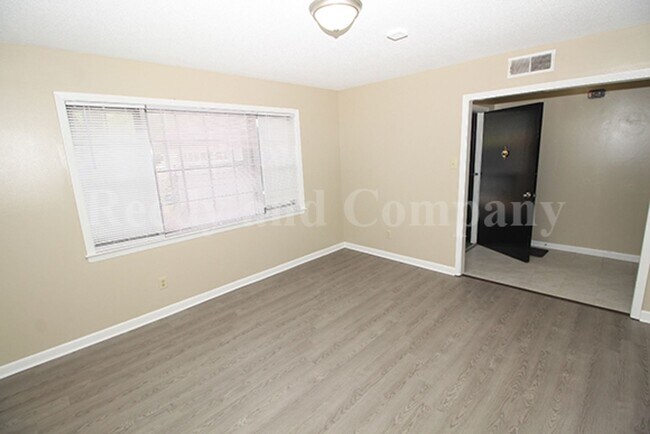 Foto del edificio - 5130 Queen Elizabeth Fwy