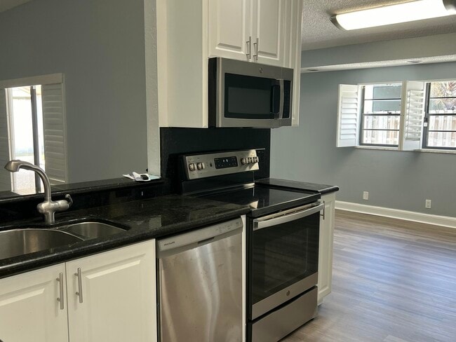 Foto del edificio - 21023 Rustlewood Ave