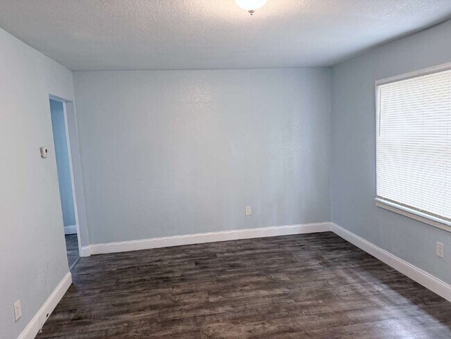 Foto del edificio - Charming home features 3 spacious bedrooms and 2 updated bathrooms