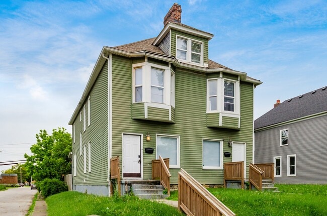 Building Photo - 368-370-370 N Garfield Ave