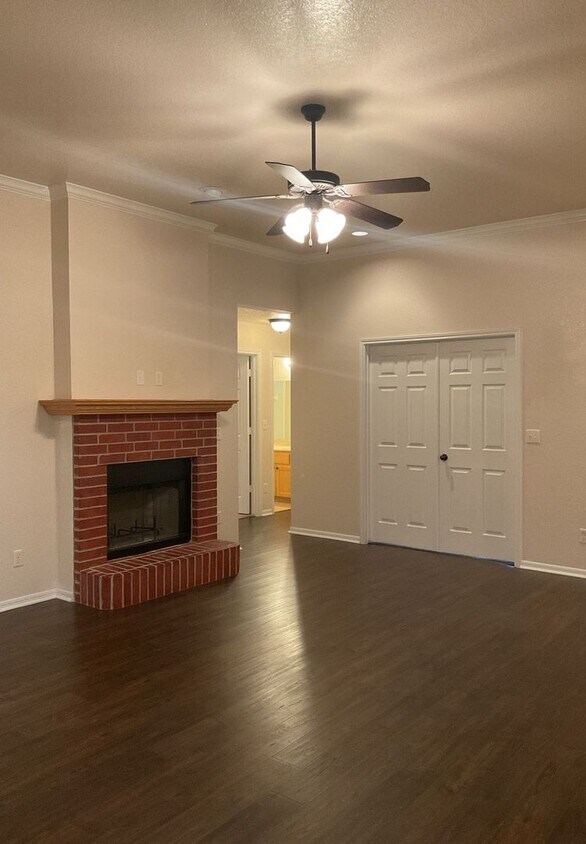 Building Photo - PRICE REDUCTION & RENT SPECIAL - AVAILABLE...
