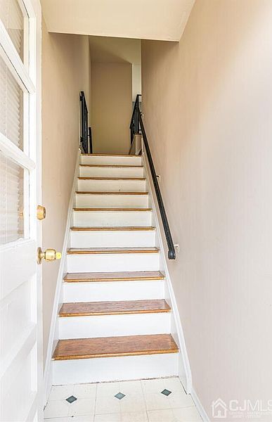 Entrance Stairs - 183 Evergreen Rd