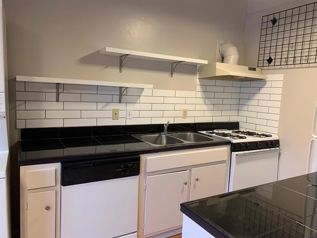 Building Photo - 600 W 51st St