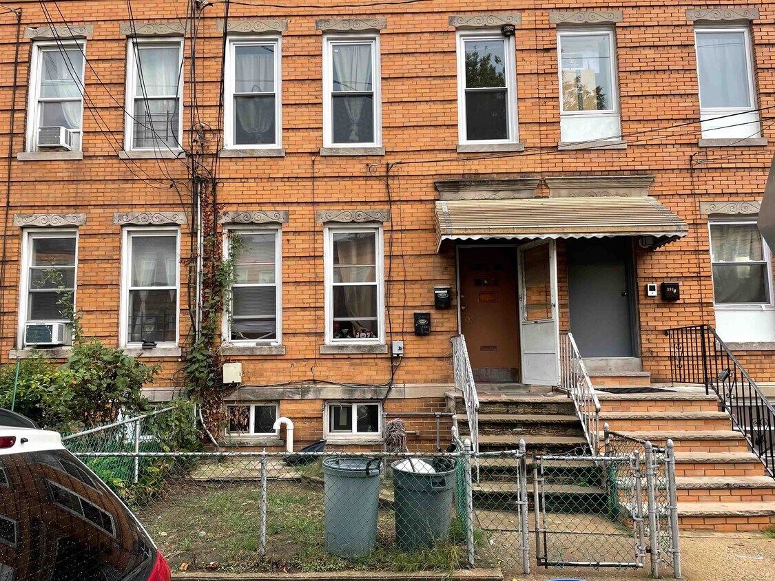 Primary Photo - 395 Woodlawn Ave