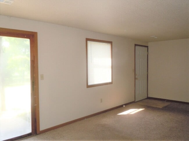 Building Photo - One Bedroom Condo with Fireplace and Stack...