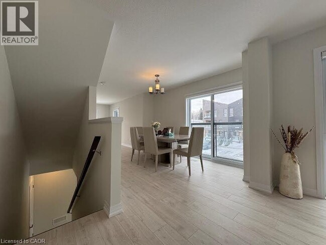 Photo du bâtiment - 21 Urbane Blvd