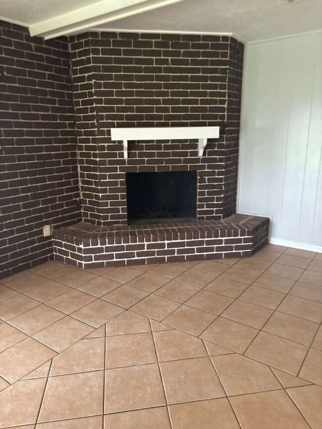 Building Photo - 6019 Victory Dr