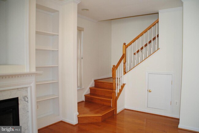 Building Photo - 2664 Manhattan Pl