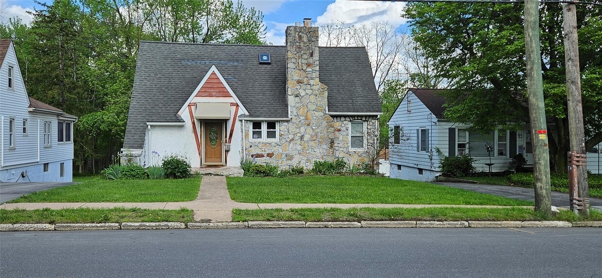 Building Photo - 146 Monhagen Ave