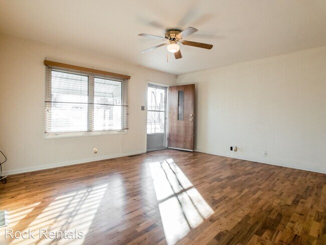 Building Photo - 2 br, 1 bath House - 1218 E 10th