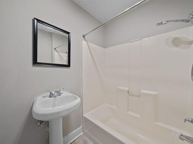 Foto del edificio - "Charming 3-Bed Oasis in Tampa with 2 Full Baths & 1650 Sq Ft of Comfort!"