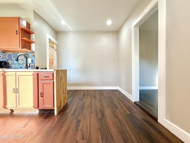 Building Photo - 2929 Grant Ave