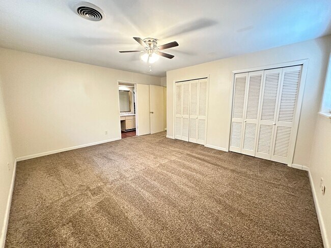 Building Photo - Large Home off Line Ave.....
