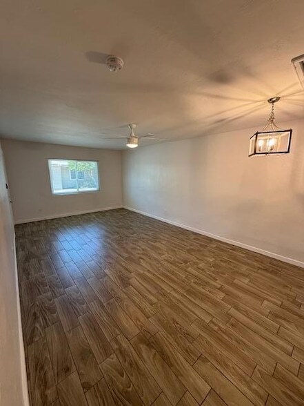 Foto del edificio - 2537 E Clarendon Ave