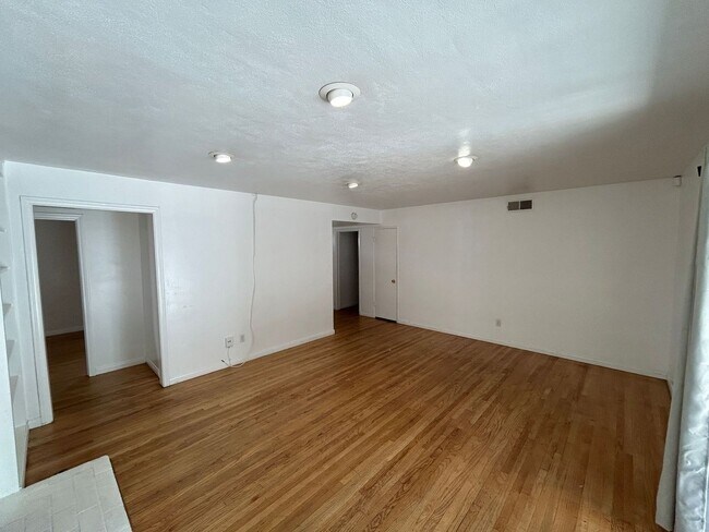 Building Photo - 7BD/3BA!! Back gate exits onto Montezuma, ...