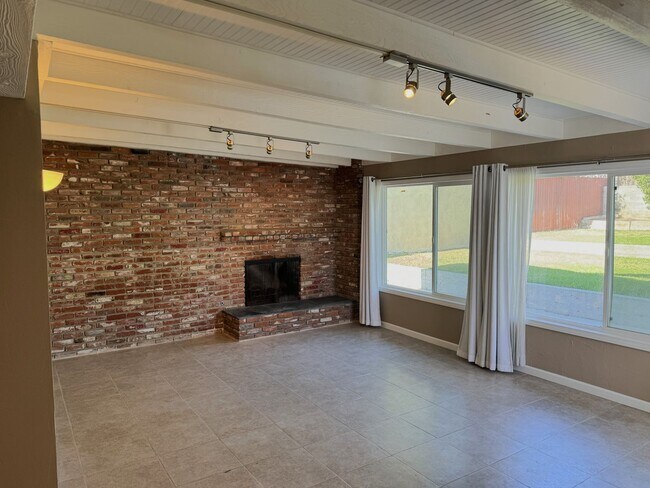 Foto del edificio - Spacious 4+2 SFR, 3 blocks from LMU, firep...