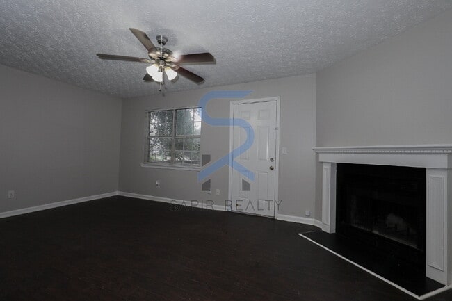 Building Photo - Move-In Special!  Move in on or before Nov...