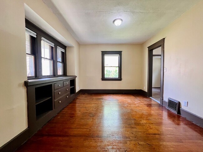 Building Photo - 3 Bedroom House