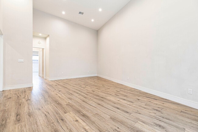 Foto del edificio - 9168 Morehart Ave