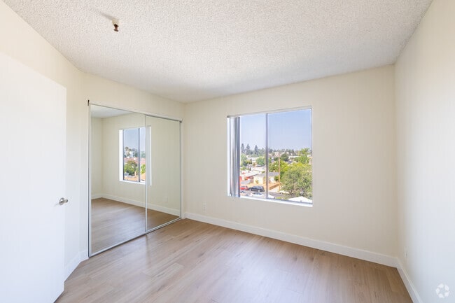 2BR, 2BA - 850SF - Bedroom - Chateau Regent Apartments