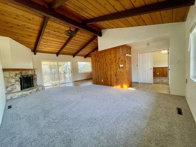 Foto del edificio - 3 Bed-2 Bath Split Level Home in La Mesa