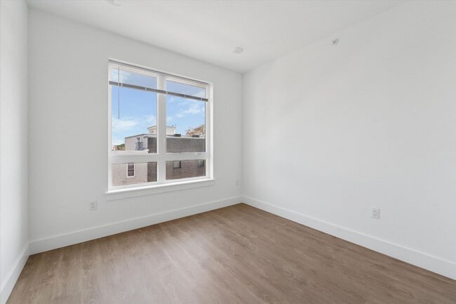 Interior Photo - 2520 N Front St