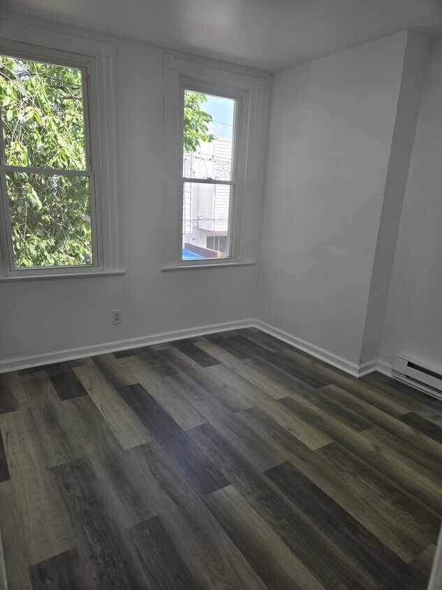 Primary Photo - 6330 Regent St
