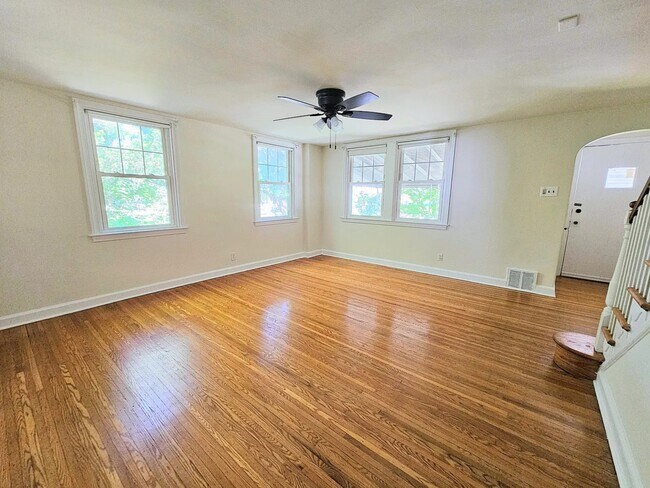 Foto del edificio - 738 E Railroad Ave