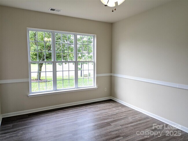 Foto del edificio - 117 Stallings Mill Dr