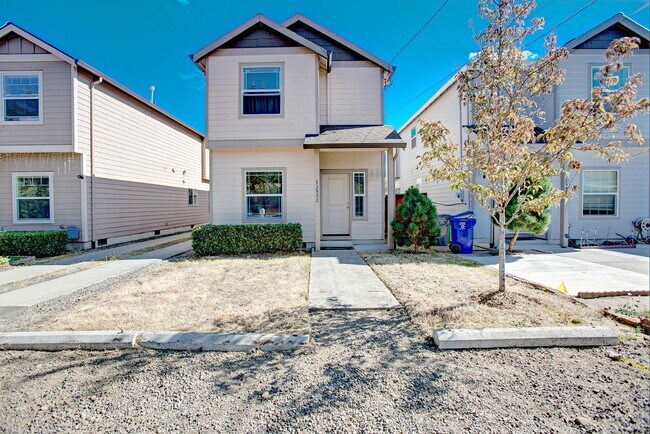 Building Photo - Beautiful - Newer Home