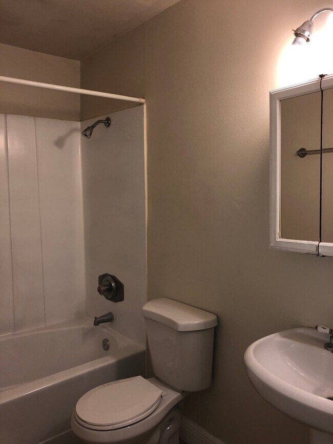 Foto del edificio - Spacious 2 Bedroom, 1 Bathroom Condo