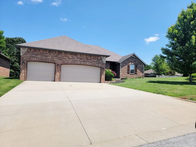 Building Photo - Prairie View Estates,  4 BR - 3 Car Garage...