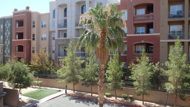 Foto del edificio - 2 Bedroom recently painted 2nd Floor Condo in Guard Gated Park Avenue!