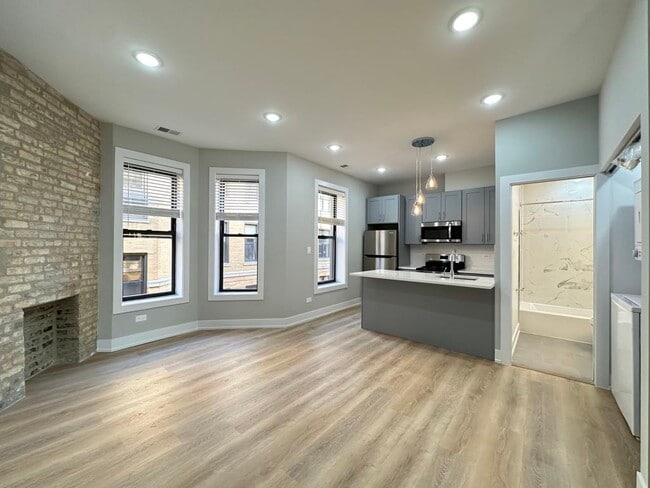 Building Photo - 442 W Belden Ave