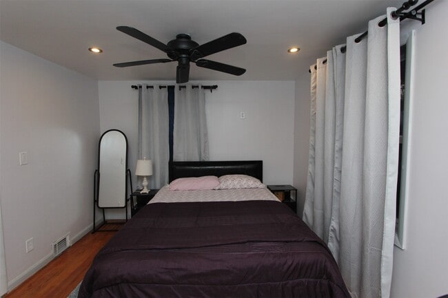 Building Photo - 701 Delano Ave