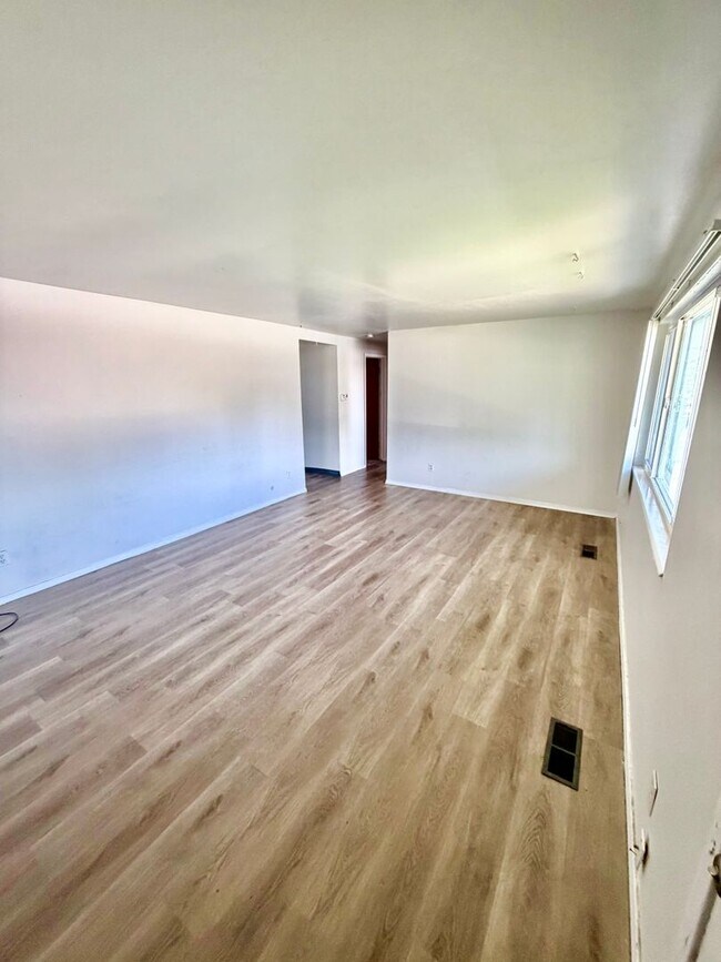 Foto del edificio - 105 W 250 N