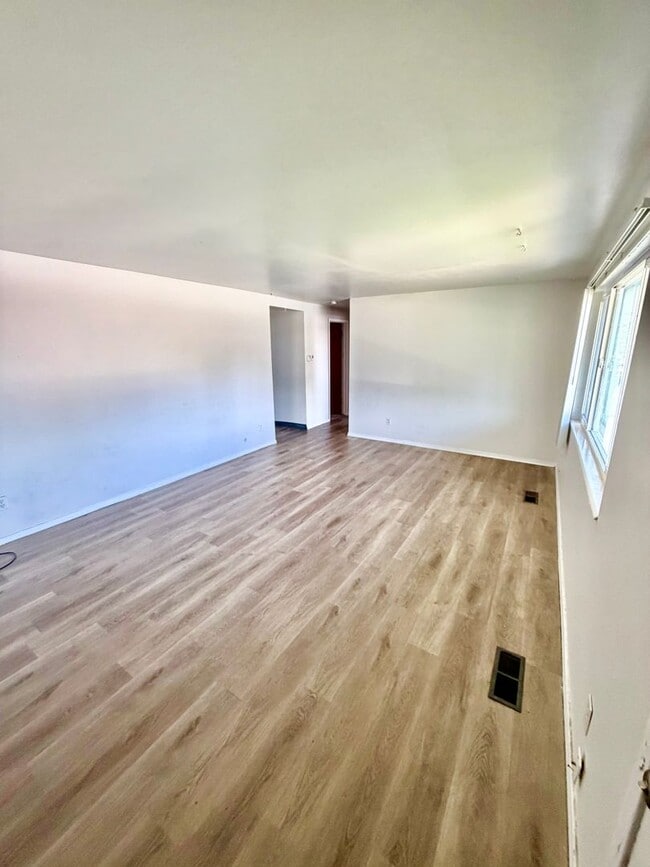 Building Photo - 105 W 250 N