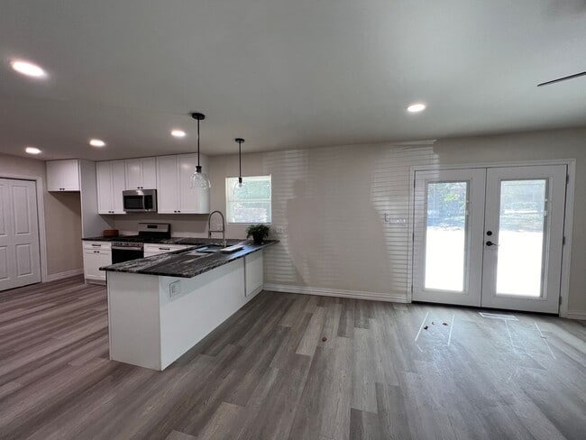 Building Photo - ***AVAILABLE NOW!!!***Newly Renovated Home...