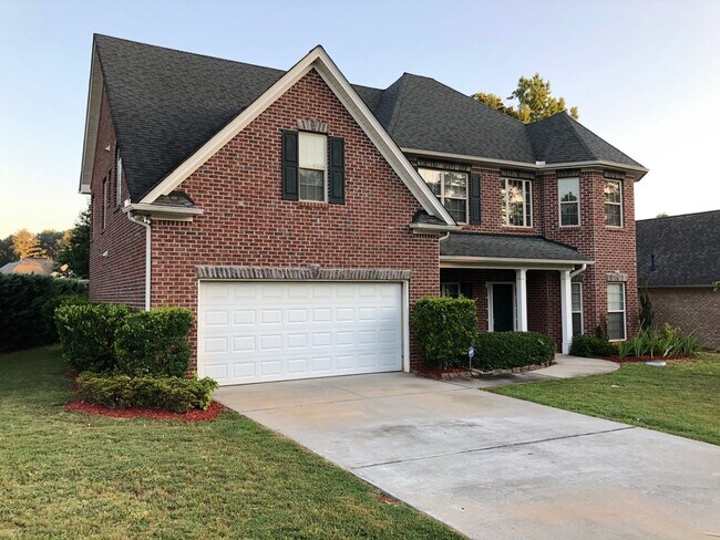 Foto del edificio - Beautiful 5 Bed 4 Bath Home in Heart of Co...